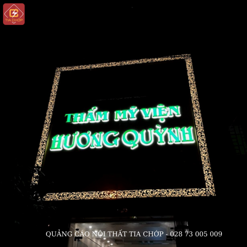 Hình thái bảng hiệu thẩm mỹ Hương Quỳnh sử dụng chữ nổi mica kết hợp với đèn led về đêm