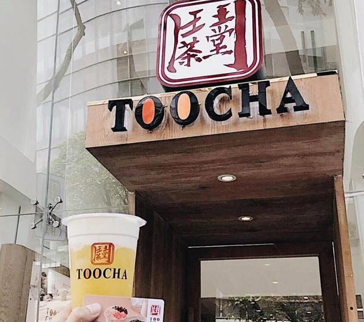 Mặt trước bảng hiệu trà sữa TOOCHA