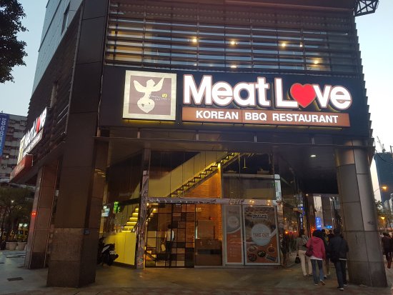 Mặt trước của bảng hiệu quán ăn Meatlove