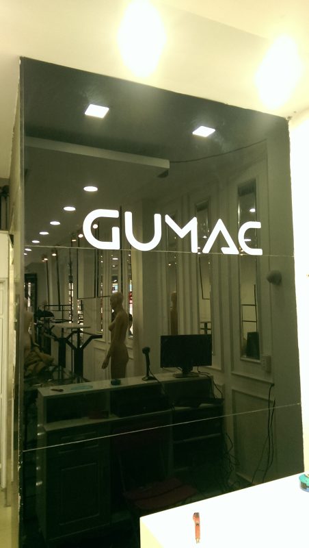 Tổng quan về bảng hiệu alu bóng trong nhà GUMAC