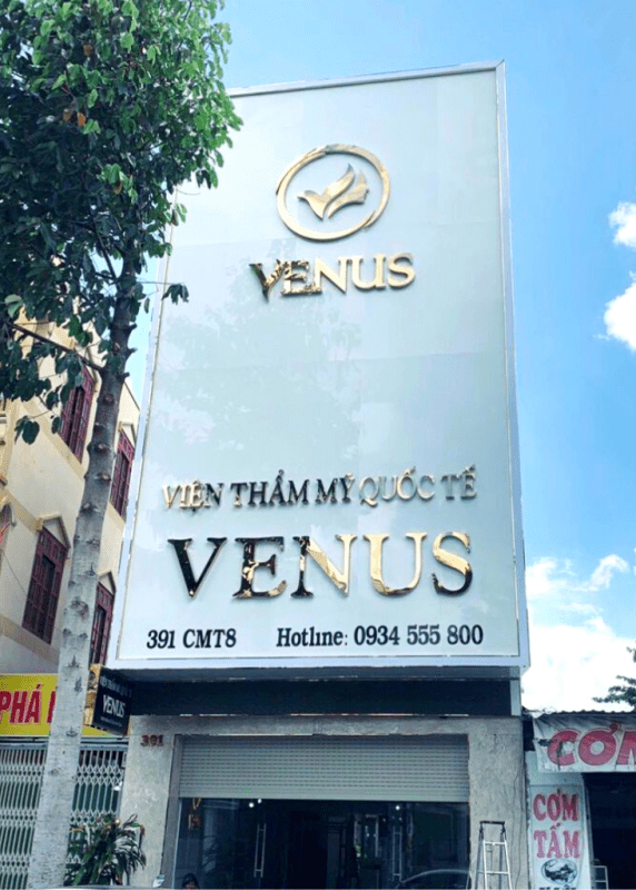 Cận cảnh bảng hiệu alu bóng VENUS