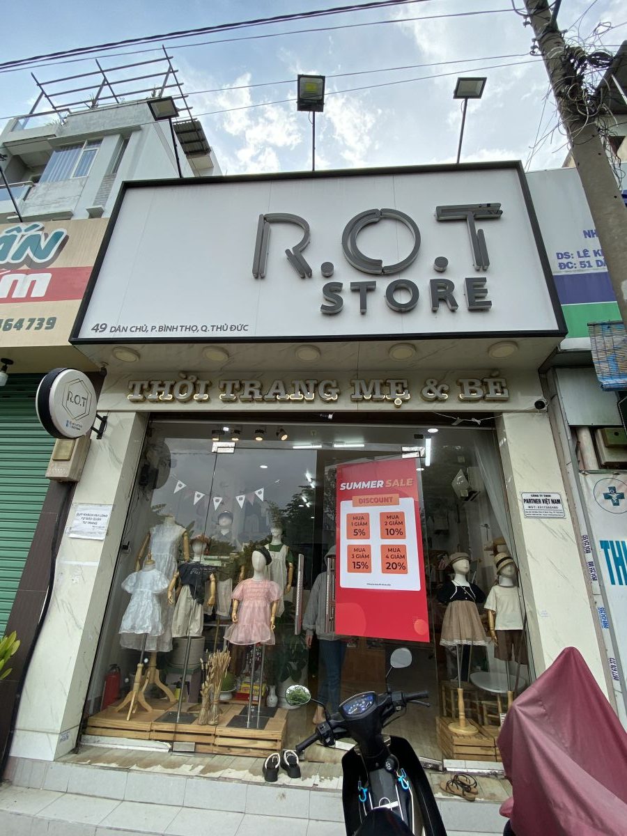 Chính diện bảng hiệu shop quần áo R.O.T