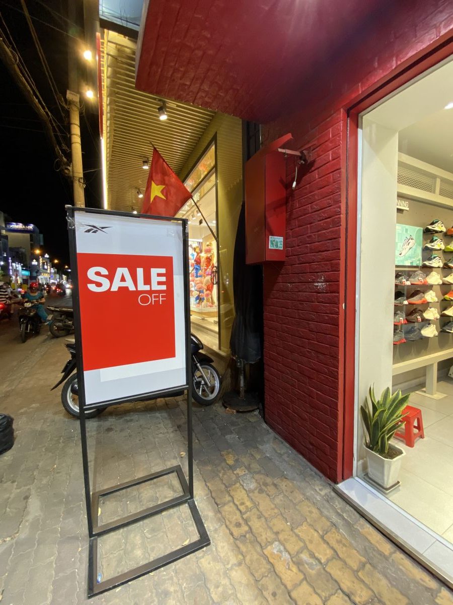 Standee khung sắt sale off