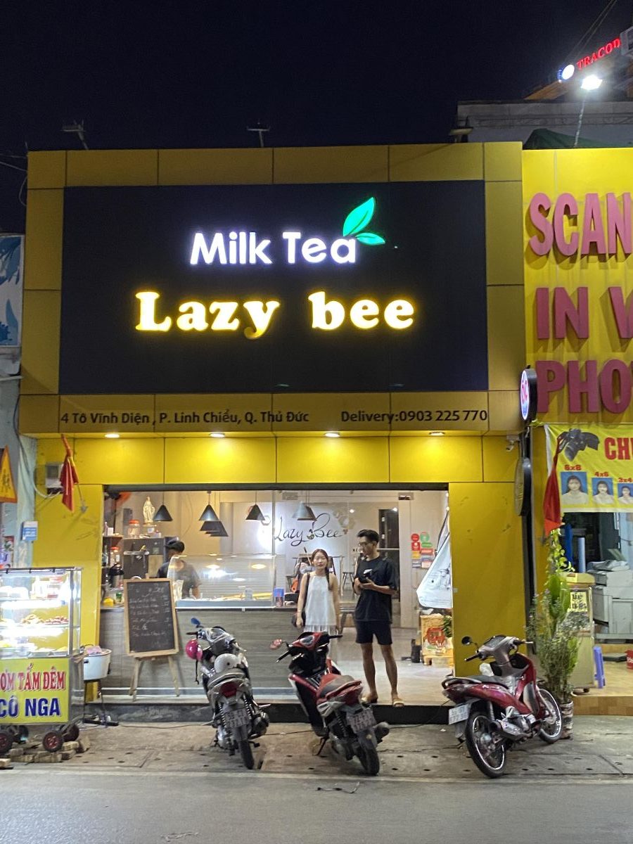 Bảng hiệu trà sữa Milk Tea Lazy bee ban đêm
