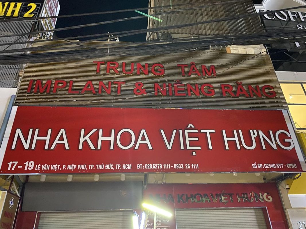 Biển hiệu nha khoa của nhà khoa Việt Hưng

