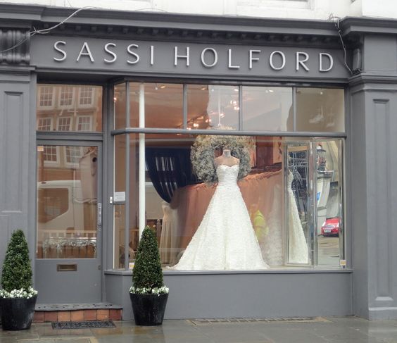 Tổng quan biển quảng cáo ảnh viện áo cưới Sassi Holford