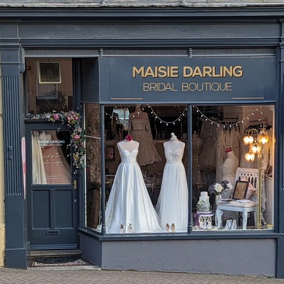 Mặt tiền biển quảng cáo ảnh viện áo cưới Maisie Darling
