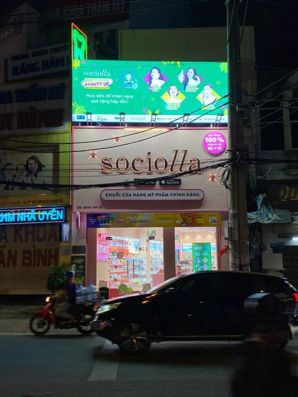 Biển quảng cáo mỹ phẩm Sociolla nhìn từ xa