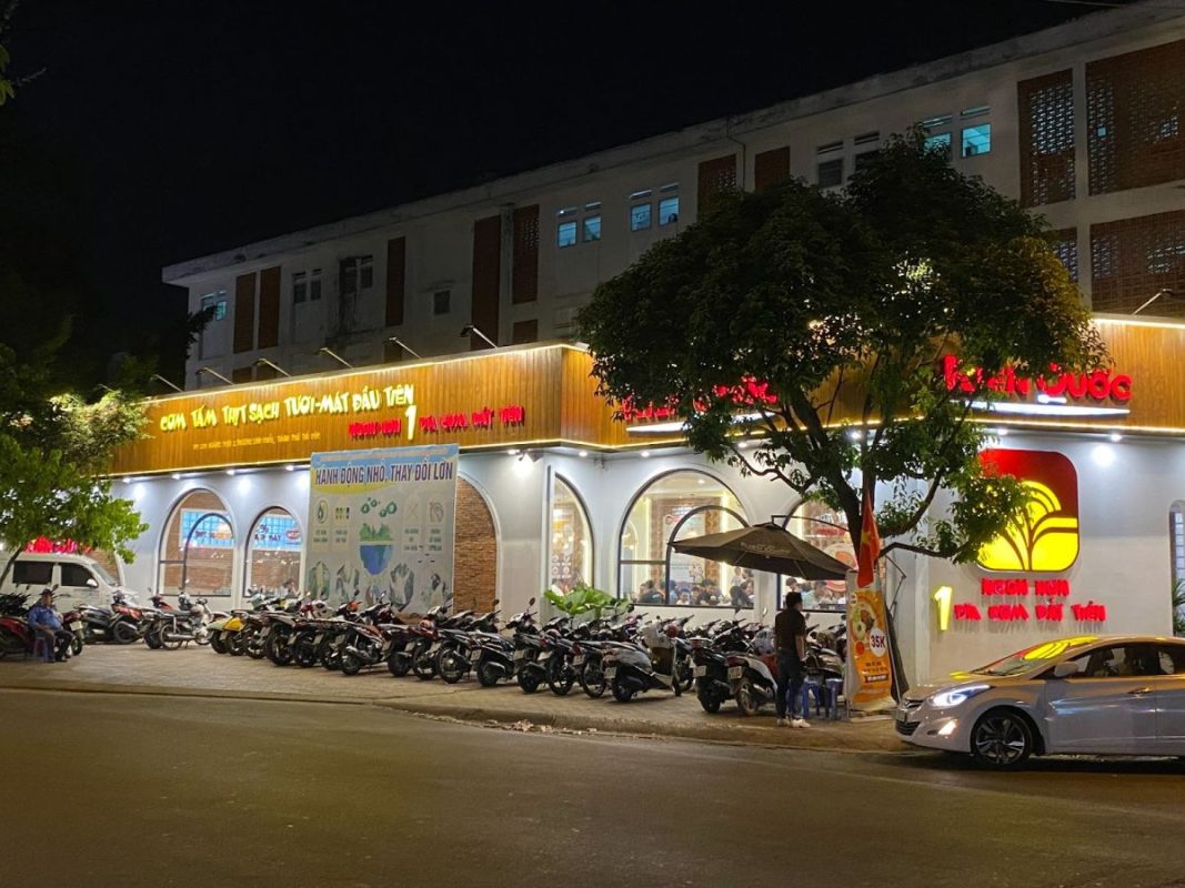 : Tổng quan biển hiệu nhà hàng Hàn Quốc dài từ xa