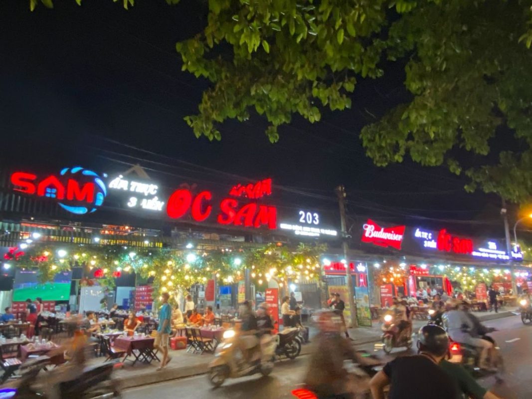 Tổng quan biển hiệu nhà hàng Hàn Quốc dài từ xa