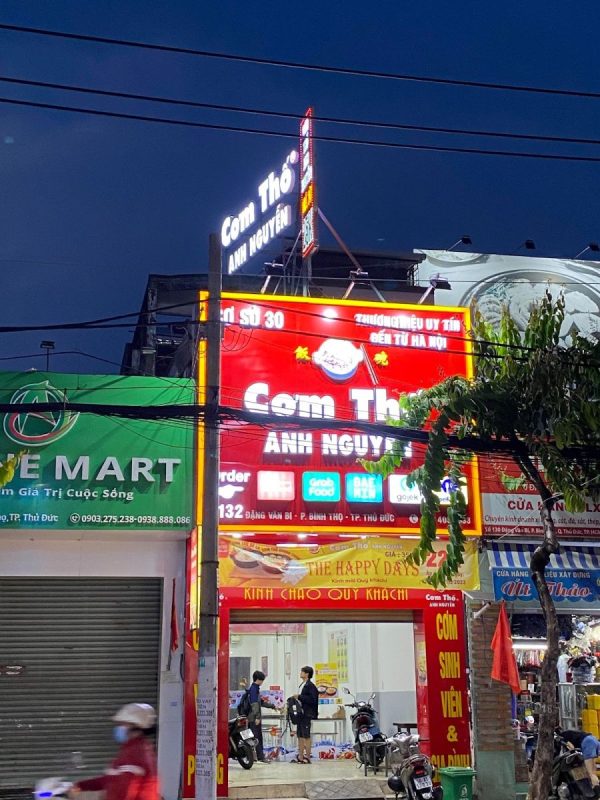 Phía trước bảng hiệu nhà hàng cơm thố Anh Nguyễn