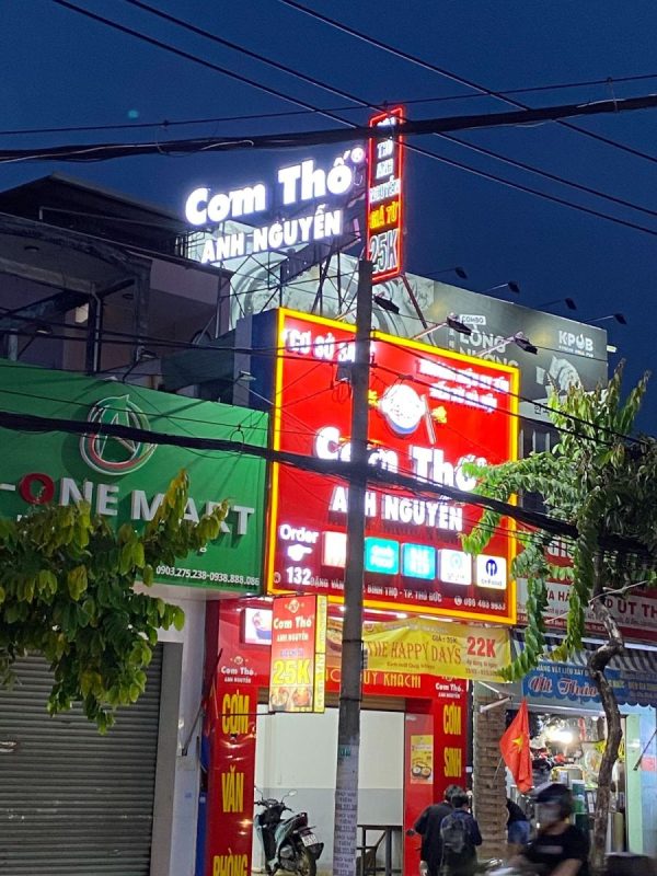 Góc nghiêng bảng hiệu nhà hàng cơm thố Anh Nguyễn