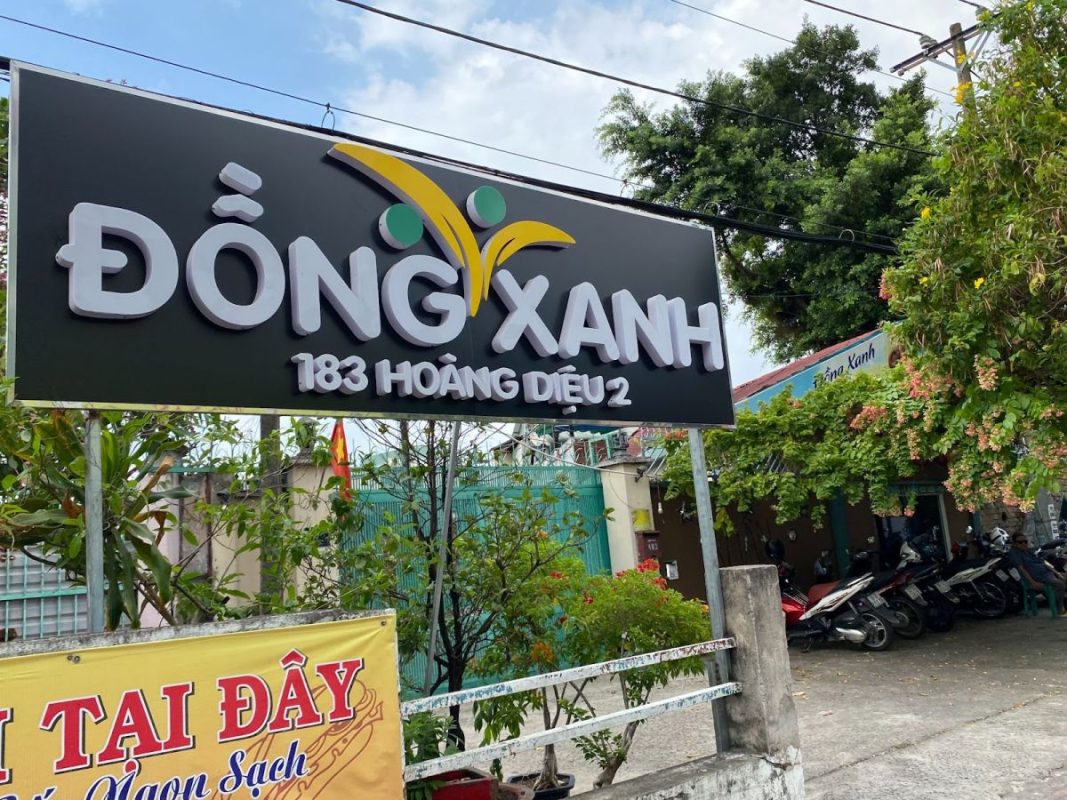 Góc nghiêng bảng hiệu cafe Đồng Xanh
