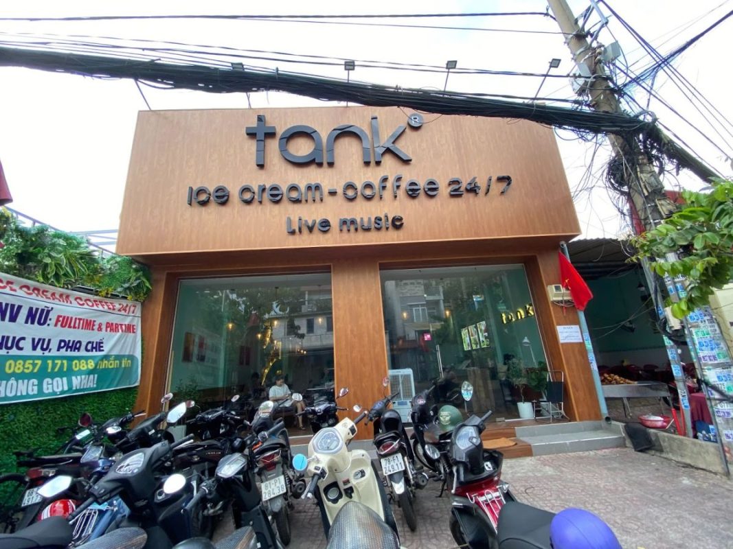 Chính diện bảng hiệu cafe Tank