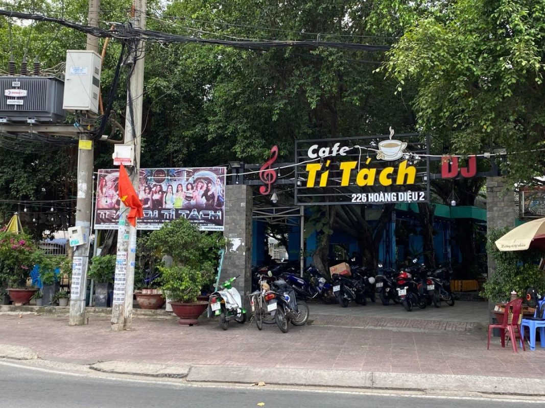 Chính diện bảng hiệu cafe Tí Tách