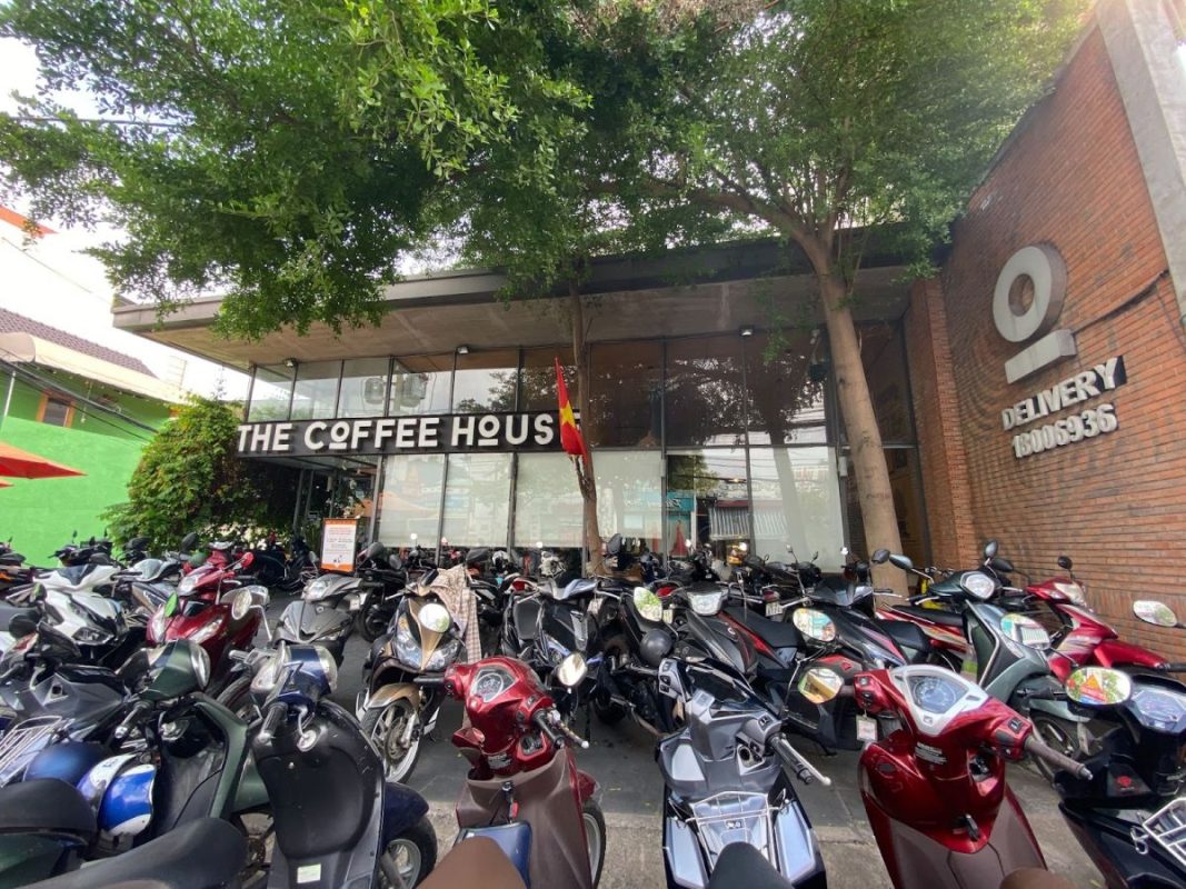 Chính diện bảng hiệu cafe the coffee house