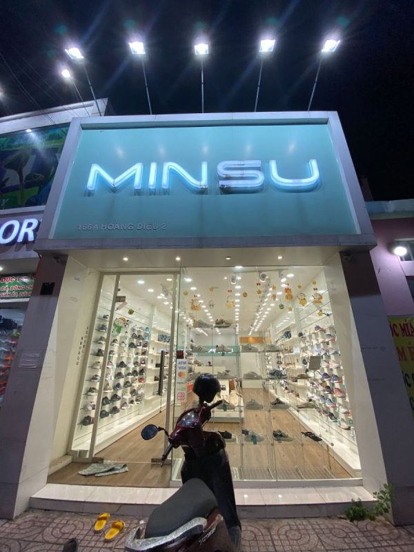 Tổng quan bảng hiệu shop giày dép Minsu