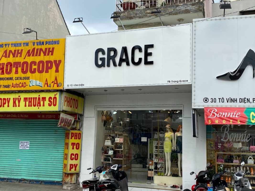 Bảng hiệu shop quần áo Grace nhìn từ phía trước