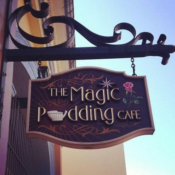 Cận cảnh biển hiệu gỗ vintage The Magic Pudding