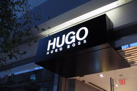Tổng quan bảng hiệu công ty Hugo